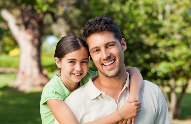 Hija con su padre en el parque