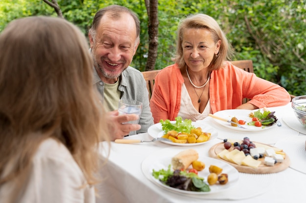 Hija visitando a sus padres para almorzar en su casa.