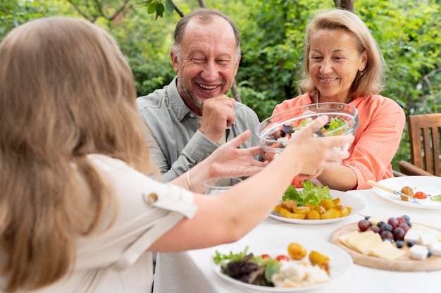 Hija visitando a sus padres para almorzar en su casa.