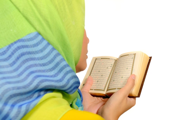 Hijab-Frau, die Koran liest