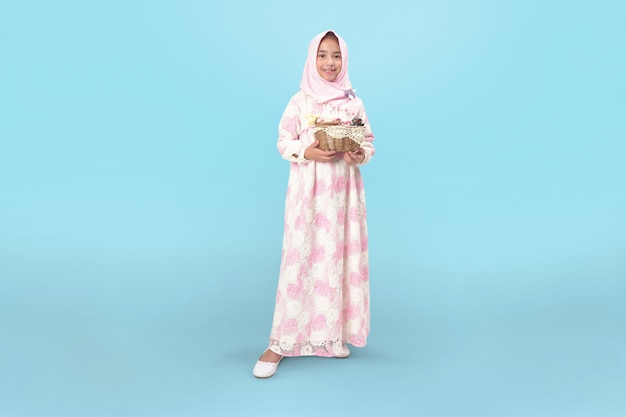 Foto hijab garota de vestido com cesta