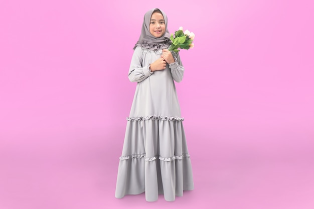 Foto hijab garota de vestido com flor