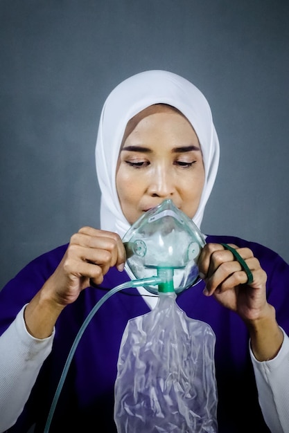 Hijab-Krankenschwester übt den Gebrauch einer Sauerstoffmaske aus