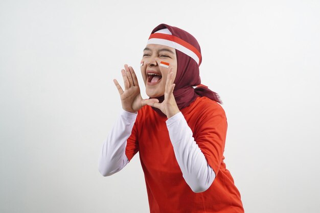 Hijab Mujer gritando noticias día de la independencia de Indonesia