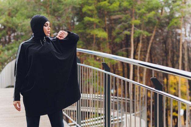 Hijab mujer en puente pasarela temprano en la mañana