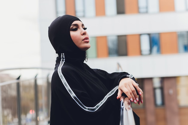 Hijab mujer en puente pasarela temprano en la mañana