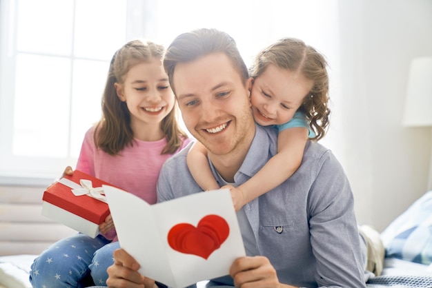 Las hijas felicitan a papá.