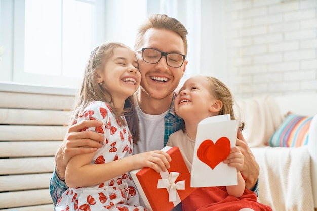 Las hijas felicitan a papá.