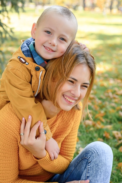 hijo abraza a mamá y se ríe