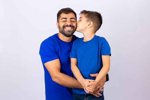 Hijo abrazando y besando a padre sobre fondo blanco Feliz día del padre hermoso padre e hijo sobre fondo blanco