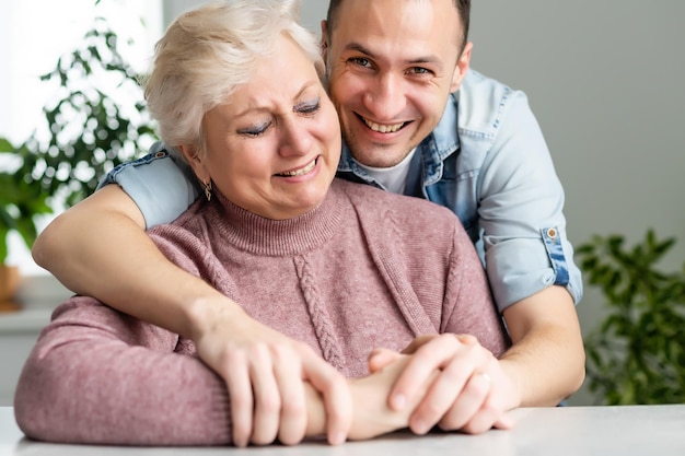 Hijo adulto y su anciana madre.