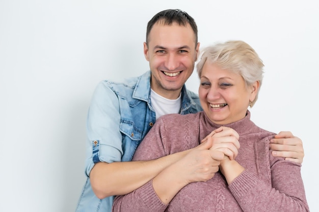 Foto hijo adulto y su anciana madre.