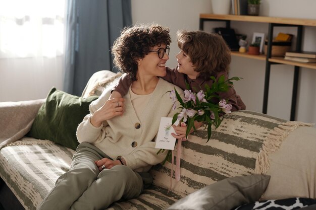 Hijo afectuoso y madre feliz