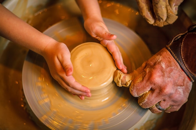 Hijo del arte de hacer una olla o un jarrón de barro.