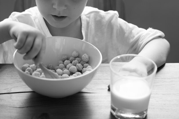 Hijo comiendo desayuno mañana saludable