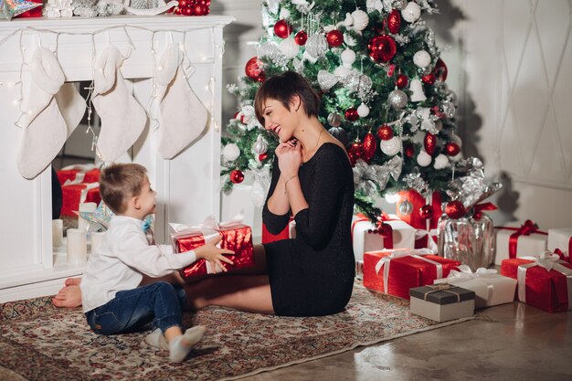 hijo le da un regalo de Navidad a mamá