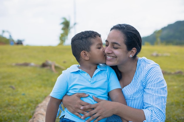 hijo dando un beso a su madre latina