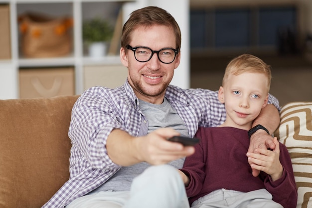 Hijo disgustado con la elección del canal de televisión del padre