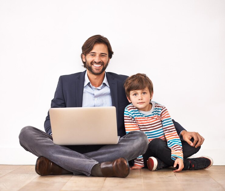 Foto hijo feliz padre y retrato con computadora portátil en el suelo para aprender educación en línea y vinculación con el niño en casa sonrisa del niño y padre en la computadora para el amor de internet y la conexión de la familia juntos
