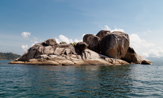 Hijo de Hin, rocas, mar y cielo azul en las islas de Lipe, Tailandia.
