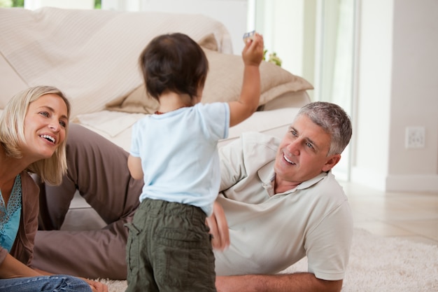 Hijo jugando con sus padres