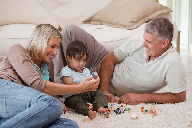 Hijo jugando con sus padres