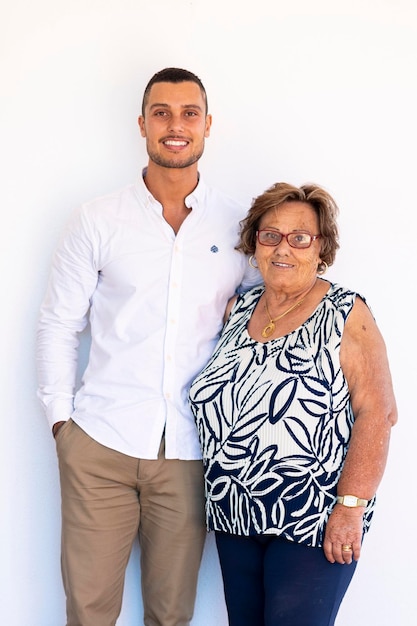 Hijo y madre juntos sonriendo sobre un fondo blanco