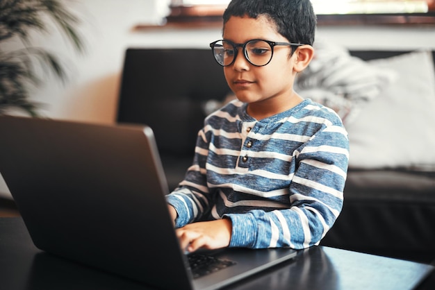 Hijo y niño en casa en una computadora portátil para clases en línea educación a distancia y aprendizaje electrónico con conocimiento Desarrollo de escuelas virtuales y estudiantes varones inteligentes escribiendo en tecnología para el crecimiento en la plataforma de enseñanza