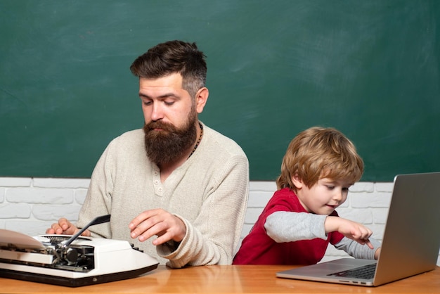 El hijo de papá se concentra en el problema Papá e hijo juntos Concepto de educación y enseñanza Concepto de adulto joven Papá y su hijo pequeño Infancia y paternidad