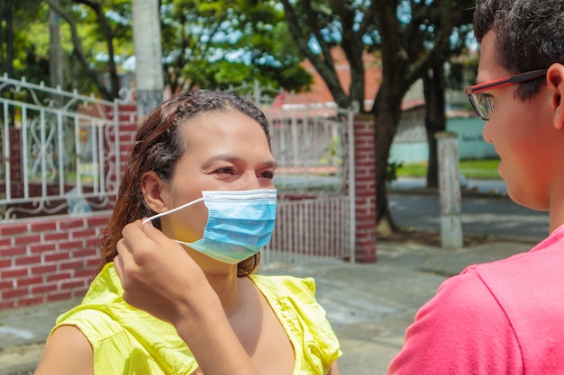 hijo se quita la máscara de su madre para el fin de la pandemia