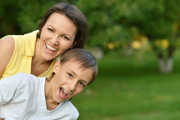 Hijo con su mamá en la naturaleza