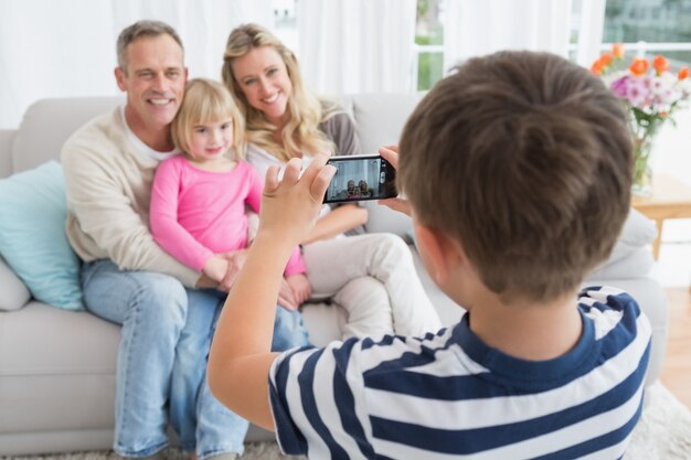 Hijo tomando una foto de su familia