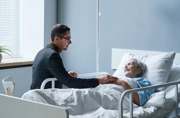 Hijo visitando a su madre enferma