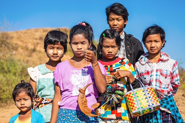 Hijos de Asia. Un grupo de niños con recuerdos de Mandalay. Bagán. Birmania