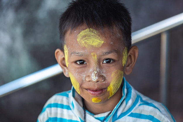 Hijos de Asia. Retrato de un chico lindo de Myanmar. De cerca