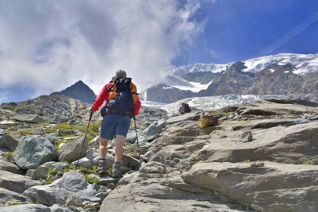 Hiker, escalando, montanha rochosa, e, título, para, snow-capped, ápice, de, um, geleira