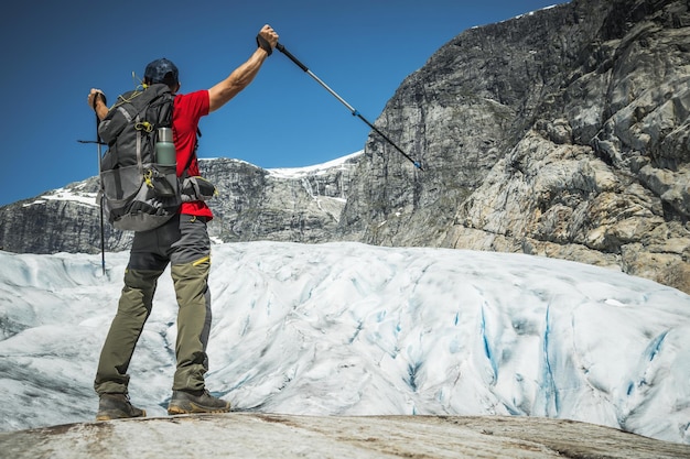 Hiker terminou a trilha panorâmica da geleira norueguesa