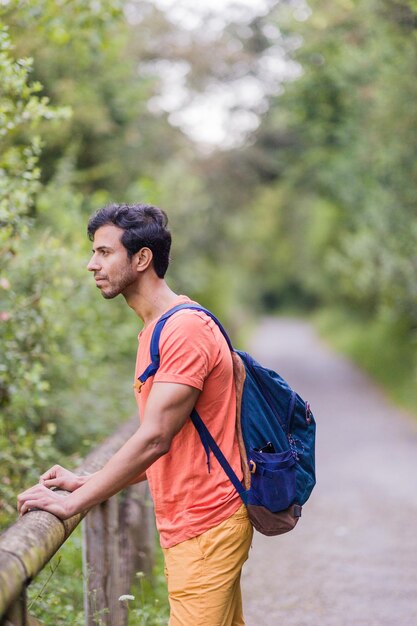 Hiker trekking em senda del oso Astúrias, um destino de ecoturismo adulto do sul da Ásia com mochila