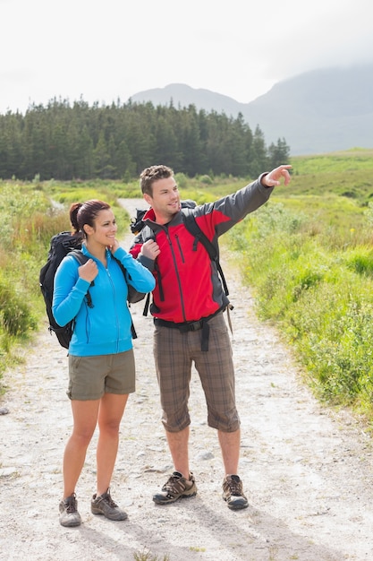 Hikers com mochilas em pé na trilha do país