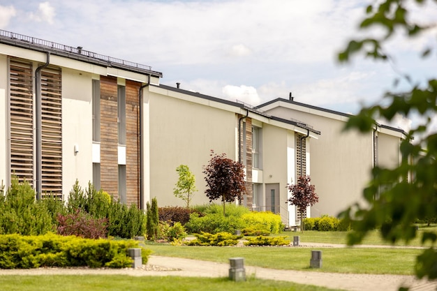 Hilera de cabañas modernas Nueva hilera de casas unifamiliares Diseño moderno de residencias urbanas con patios privados Acabados sofisticados Nuevo desarrollo Instalaciones verdes al aire libre Césped