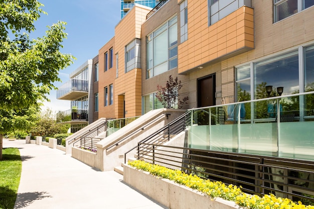 Hilera de casas adosadas contemporáneas en el desarrollo de Riverside.