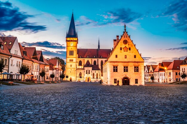 Hilera de casas en la plaza del ayuntamiento en Bardejov Eslovaquia ciudad vieja de la UNESCO Antigua plaza histórica medieval Bardejov