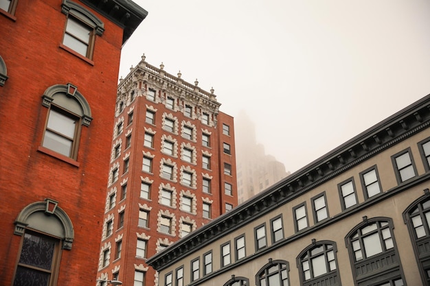 Foto una hilera de edificios con las palabras 