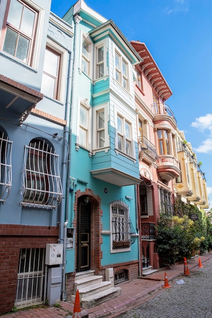 Hilera de edificios residenciales multicolores con balcones y vegetación en Estambul, Turquía