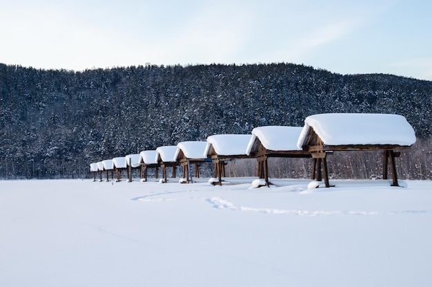 Una hilera pareja de casas para hacer un picnic en la naturaleza Todo está cubierto de nieve