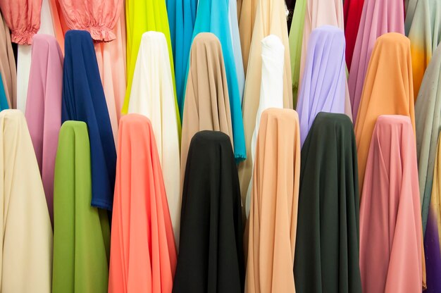 Foto una hilera de ropa de varios colores en la tienda para la venta