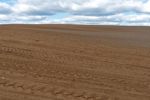 Hileras de suelo antes de plantar Dibujo de surcos en un campo arado preparado para la siembra de primavera de cultivos agrícolas Vista de la tierra preparada para plantar y cultivar