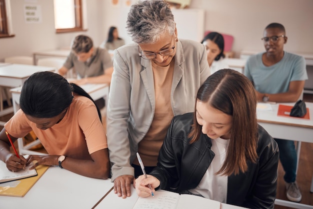 Hilfe Klassenzimmer und Professor beim Schreiben Schülerin beim Lernen Mentoring und Unterrichten an Universitätshochschule oder Schule Sprachkenntnisse und Notizen einer Lehrerin mit junger Frau zur Jugendförderung