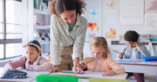 Hilfe Lehrer und Frau mit Bildung Studenten und Ideen mit dem Studium Gespräch und Unterricht Person Erzieher und Kinder Schreiben Wissen und Kinder in einem Klassenzimmer mit Antworten und Lektionen