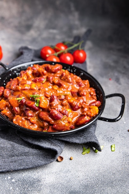 hili con carne frijoles, maíz, carne, tomate comida saludable comida merienda en la mesa copia espacio comida